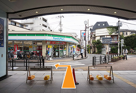 ②	横断歩道を渡り左に曲がります