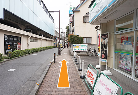 ③	右手にファミリーマートを見ながら約100m直進します