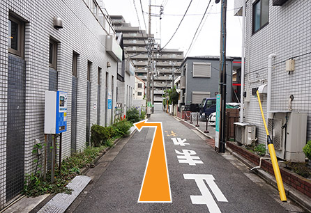 ⑦	直進して矢印の方向に進みます