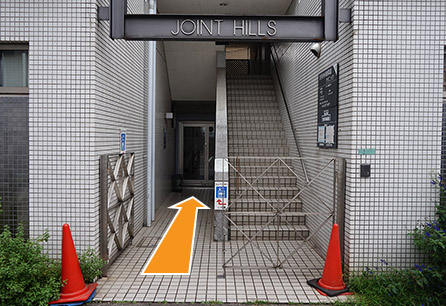 ⑧	矢印の奥が入口です（薬局と同じビルです）